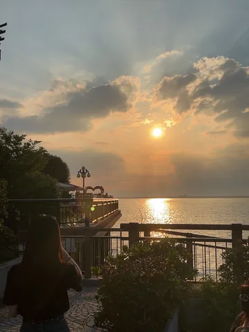 夕暮れの海辺、穏やかな水面