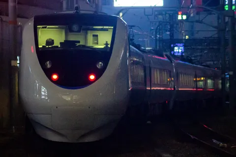 4049M、大阪定発。
