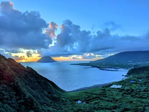 夕景の海と島の静謐