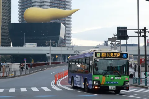 黄の翼が街を照らす