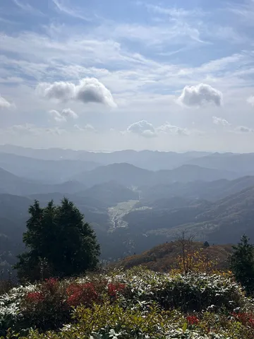 遠くへと続く山並みと空