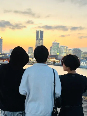 夕暮れ、都市の煌めきを見つめて