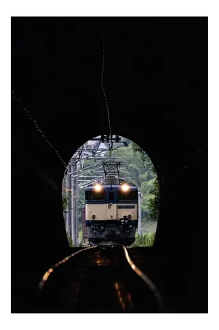トンネル越しの光る列車