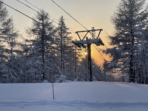 雪景色を染める夕日の光