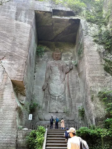 悠久の時を刻む、巨大な石仏