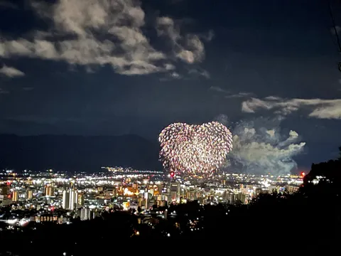 夜空に咲くハートの花火