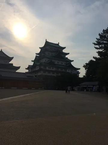 太陽と歴史的建造物のコントラスト