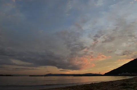 夕暮れの静かな海辺