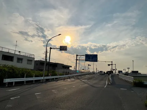 夕暮れの交差点、光と影のドラマ