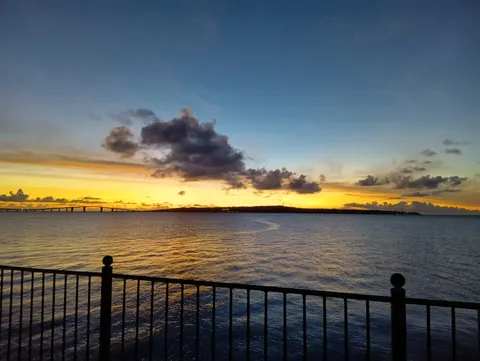 空と海が溶け合う、橋と夕暮れ