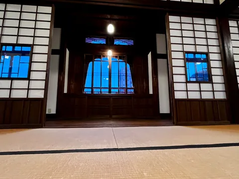 木枠に切り取られた青