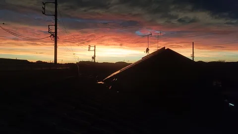 夕景と屋根のシルエット