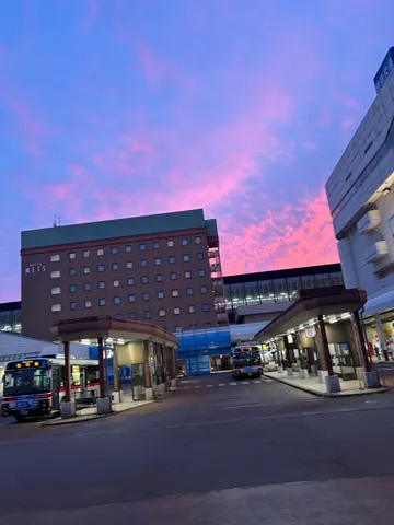 旅立ちの空、駅の灯り