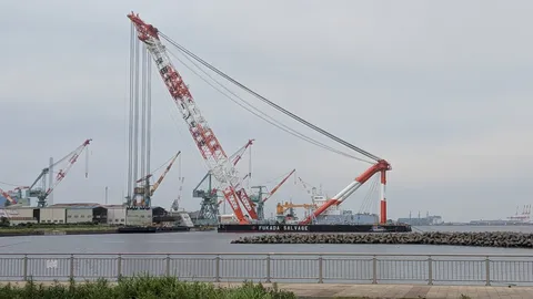 巨大クレーン、静かな海