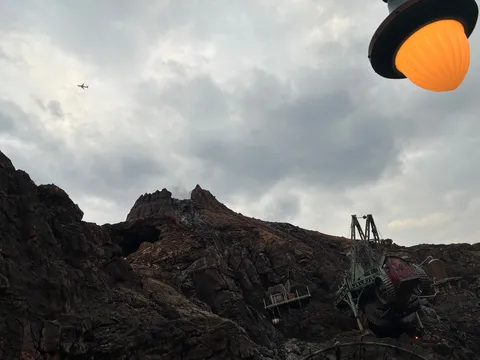 荒野にそびえる機械仕掛けの山