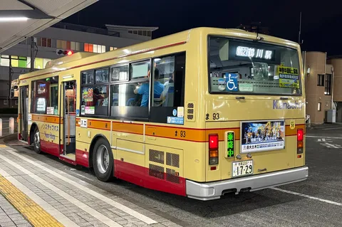夜の停留所、静かな輝き