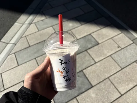 明るい日差しと映えるドリンク