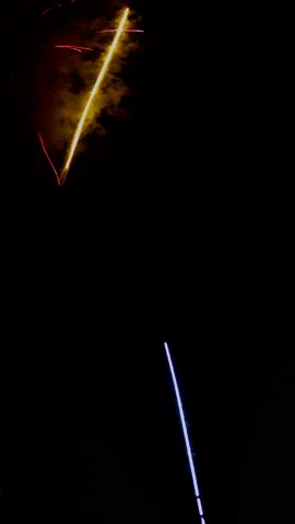 夜空に描かれた光の線
