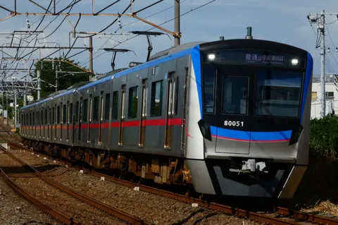 近未来感あふれる銀色列車