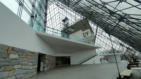 ガラスの迷宮、石の壁