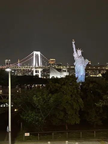 夜景と像と橋の光景