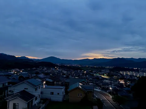 黄昏時の町並み、光と影のコントラスト