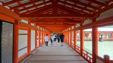朱の回廊、水辺へ続く