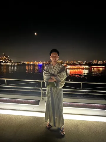夜景と浴衣のコントラスト