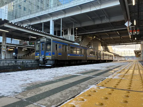 雪と銀色の列車の朝