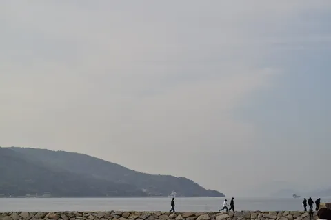 穏やかな海と人々の連なり