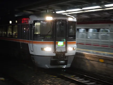雨粒がきらめく、夜の列車の情景