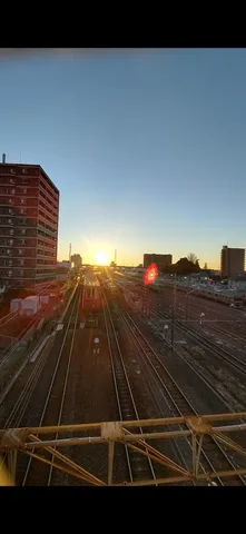 朝焼けが線路を光の道に
