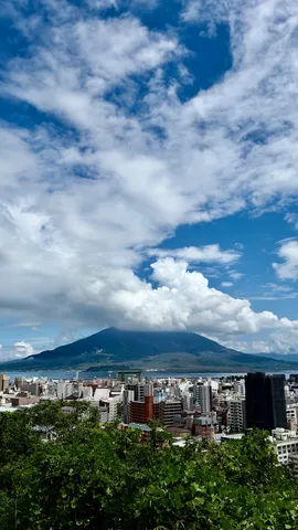 雲の流れと街の輪郭