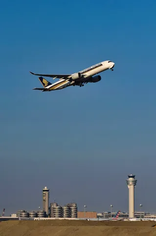空へ飛び立つシンガポール航空機