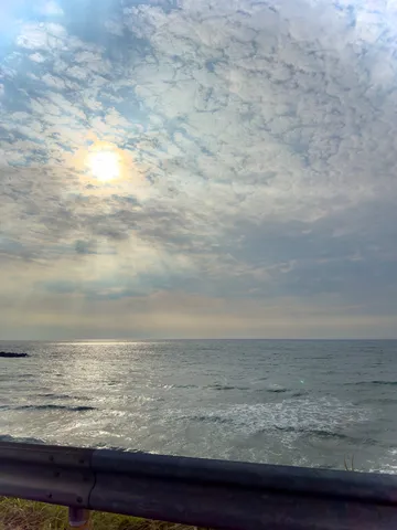 曇り空の海辺、眩しい光