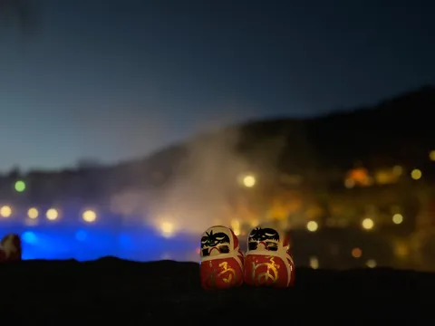 夜の温泉街、二つのダルマ
