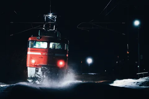 雪原を駆ける赤い機関車