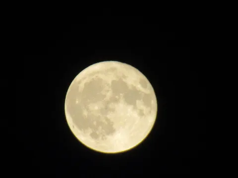 夜空に浮かぶ、まんまるお月様
