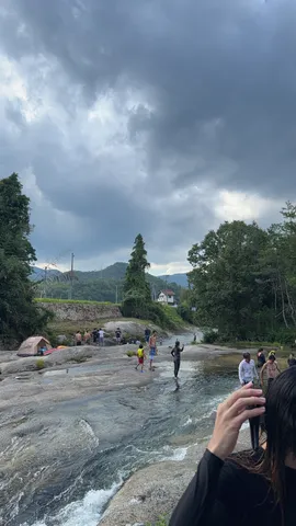 流れる雲と川辺のひととき