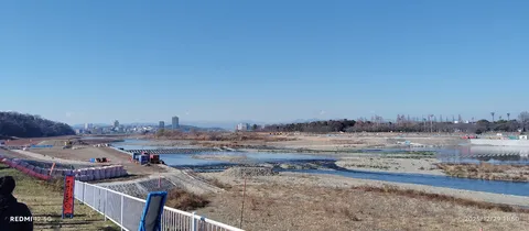 青空と水辺の静かな線画