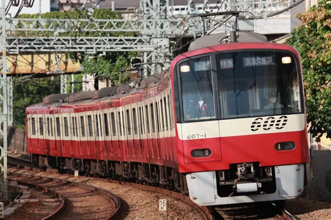 赤い電車、カーブを攻める