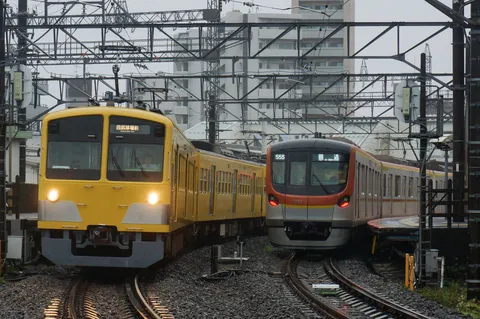 並走する列車の日常
