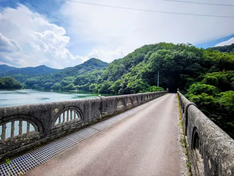 翠と水の路、トンネルの彼方へ