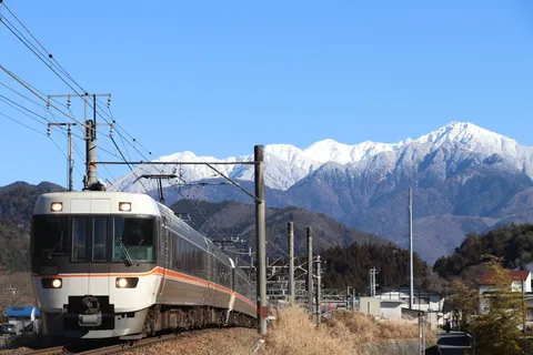 雪化粧の山とローカル線