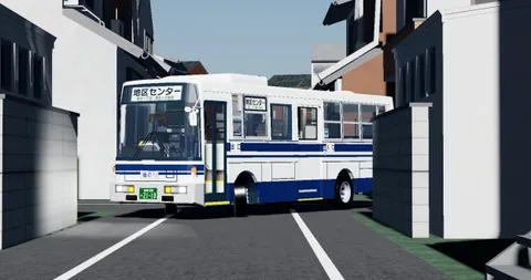 路地を走る路線バス