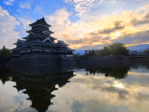 水鏡に佇む古城の影