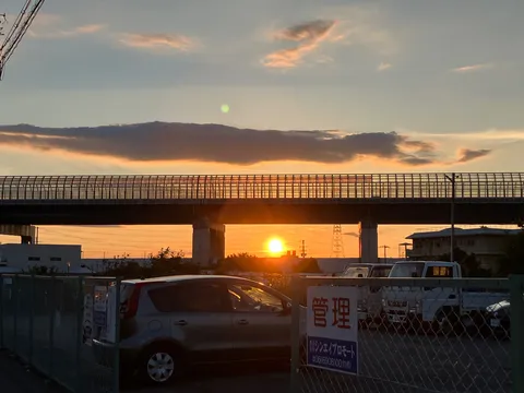 夕暮れの高架下、静かな時間