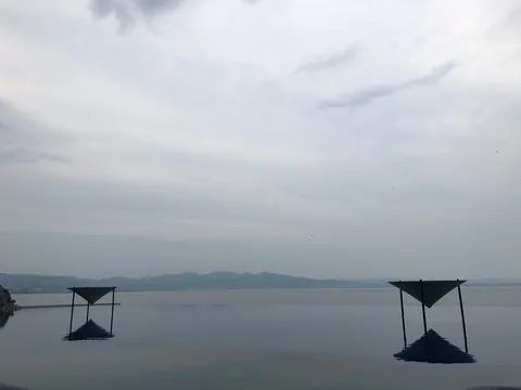 無限の水面と静寂な空