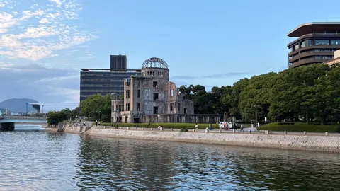 時を超えた静寂、川面と残響