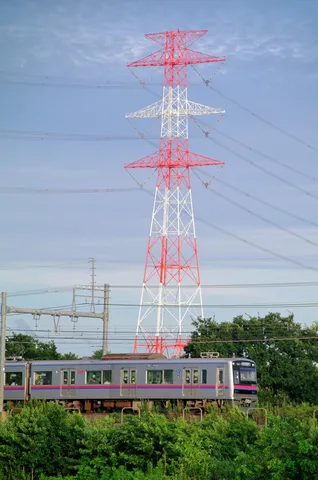 送電鉄塔と走る列車
